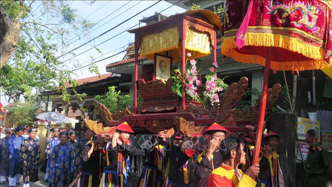 Kiệu rước ảnh Bác Hồ được trang trí đẹp mắt, đậm nét truyền thống của người Việt. Ảnh: Tường Vi - TTXVN. 
