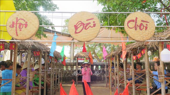 Người dân tham gia trải nghiệm hội Bài Chòi. Ảnh: Tường Vi - TTXVN.   
