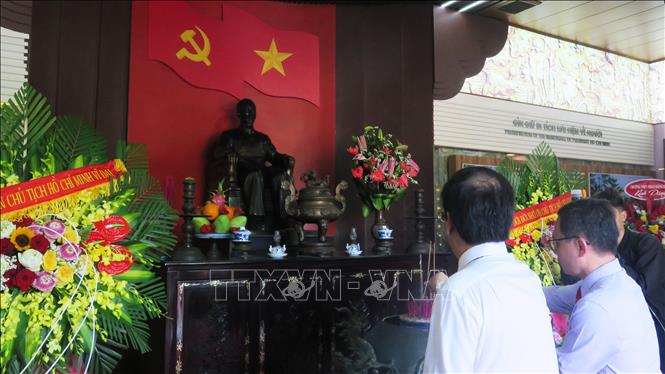 Lễ dâng hương lên Chủ tịch Hồ Chí Minh. Ảnh: Tường Vi - TTXVN. 