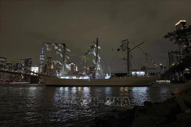Tàu hải quân Mexico sau khi đâm vào cầu Brooklyn ở New York, Mỹ tối 17/5/2025. Ảnh: AP/TTXVN