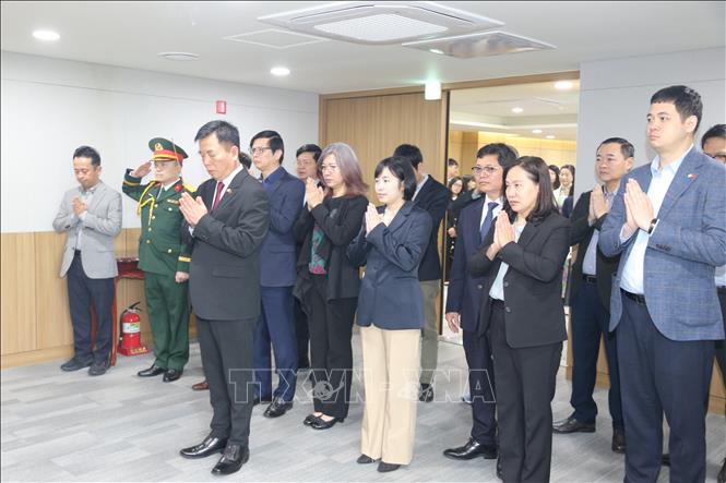 Đại sứ Vũ Hồ cùng đoàn đại biểu Đại sứ quán Việt Nam tại Hàn Quốc thắp hương tưởng niệm Bác. Ảnh: Đức Thắng - P/v TTXVN tại Hàn Quốc
