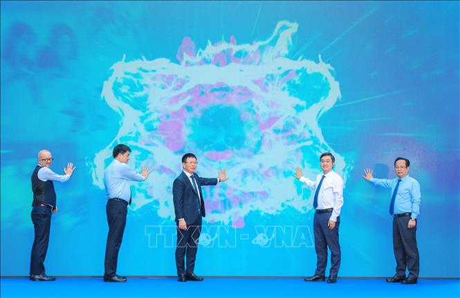 Các đại biểu thực hiện nghi lễ khai mạc chương trình. Ảnh: Hoàng Hiếu - TTXVN