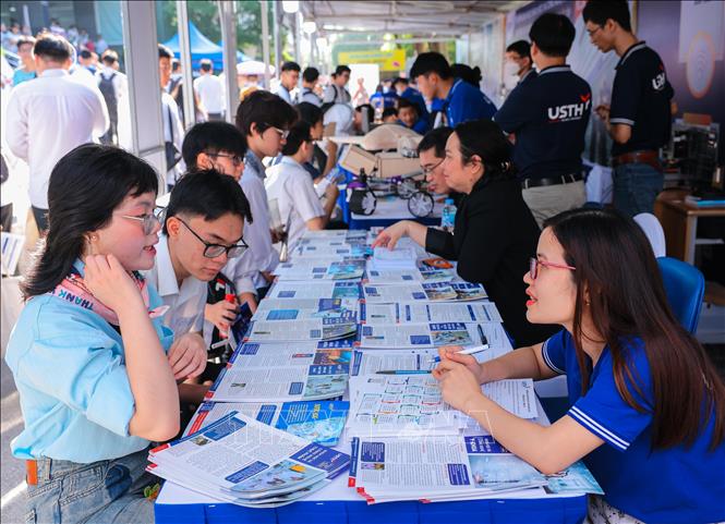 Các trường đại học khối Khoa học công nghệ tổ chức giới thiệu, tư vấn tuyển sinh với học sinh các trường THPT tham dự sự kiện. Ảnh: Hoàng Hiếu - TTXVN
