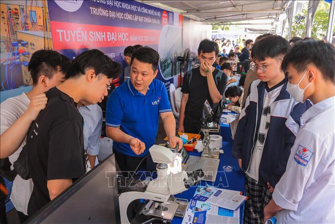 Học sinh tìm hiểu về các thành tựu khoa học công nghệ tại VAST OPEN Day 2025. Ảnh: Hoàng Hiếu - TTXVN