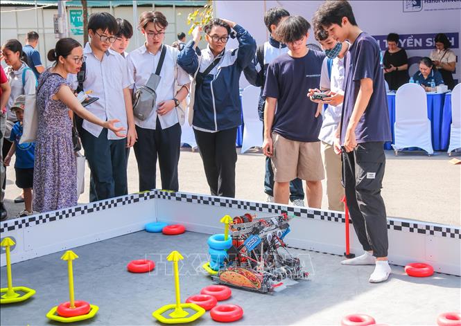 Học sinh và phụ huynh trải nghiệm khoa học tại VAST OPEN Day 2025. Ảnh: Hoàng Hiếu - TTXVN