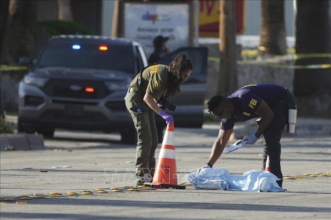 Nhân viên điều tra tại hiện trường vụ đánh bom phòng khám hỗ trợ sinh sản ở bang California, Mỹ ngày 17/5/2025. Ảnh: AP/TTXVN
