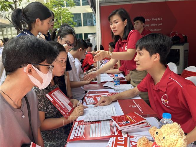 Các trường đại học tư vấn tuyển sinh cho phụ huynh và học sinh tại Ngày hội. Ảnh: Diệu Thúy - TTXVN
