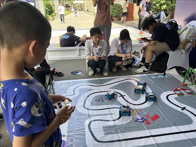 Các em học sinh trải nghiệm các hoạt động STEM robot tại Ngày hội. Diệu Thúy- TTXVN