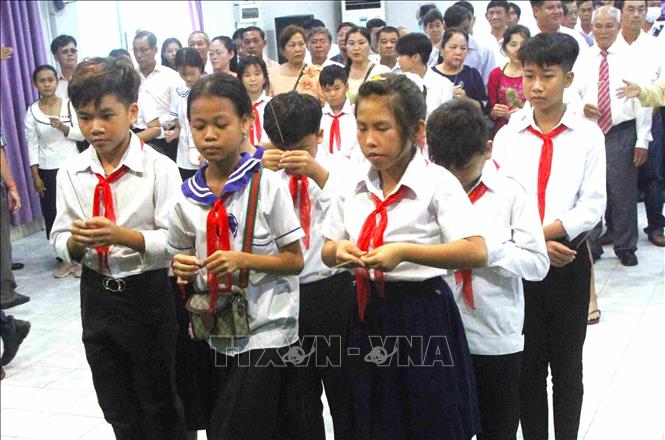 Học sinh người Việt thực hiện nghi thức dâng hương trước bàn thờ Bác Hồ. Ảnh: Hoàng Minh - PV TTXVN tại Campuchia.  