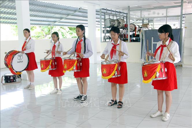 Các đội thực hiện phần thi trống ở nội dung nghi thức - nghi lễ Đội. Ảnh: Trung Kiên - TTXVN