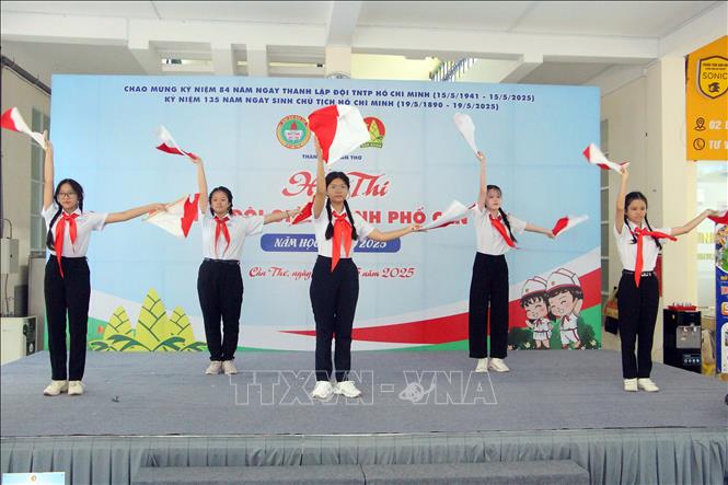 Đội thi của quận Ninh Kiều thực hiện phần thi truyền tin Semaphore. Ảnh: Trung Kiên - TTXVN