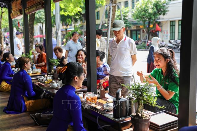 Gian giới thiệu trà của tỉnh Lâm Đồng thu hút người dân đến thưởng thức. Ảnh: Khánh Hoà - TTXVN