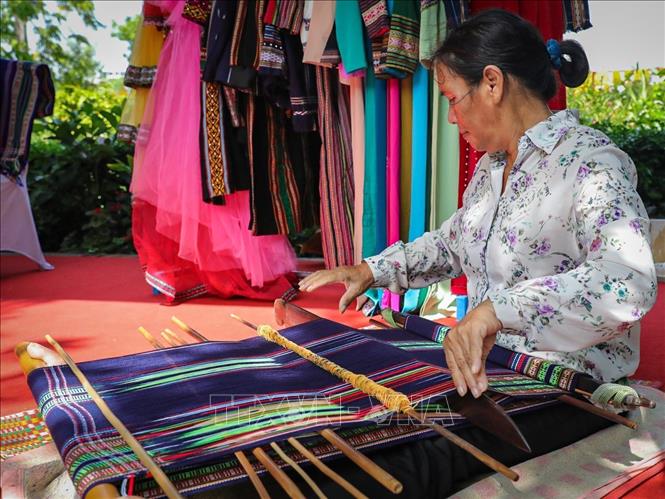 Dệt thủ công truyền thống tại không gian đi bộ hồ Hoàn Kiếm. Ảnh: Khánh Hoà - TTXVN