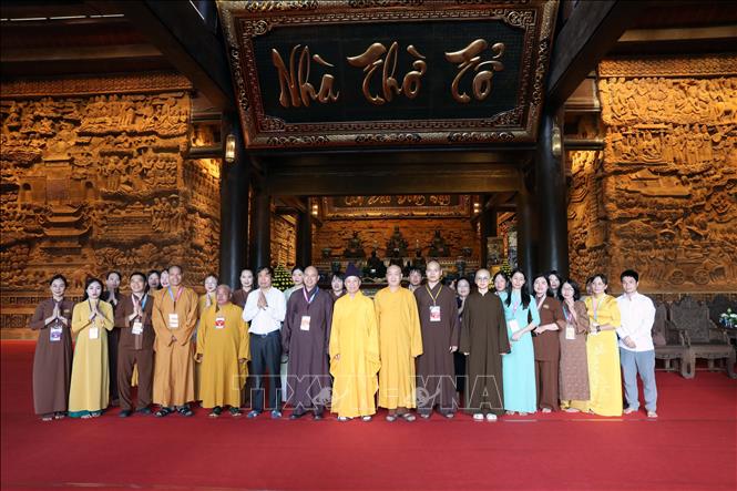 Hòa thượng Thích Thanh Quyết, Phó Chủ tịch hội đồng trị sự Giáo hội Phật giáo Việt Nam, cùng đoàn Giáo hội Phật giáo Việt Nam làm việc cùng Ban trị sự và khu du lịch chùa Tam Chúc. Ảnh: Đại Nghĩa - TTXVN