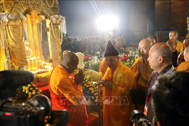 Hòa thượng Thích Thanh Quyết, Phó Chủ tịch hội đồng trị sự Giáo hội Phật giáo Việt Nam, cùng các tăng ni, phật tử đến chiêm bái Xá lợi Đức Phật tại chùa Tam Chúc. Ảnh: Đại Nghĩa - TTXVN