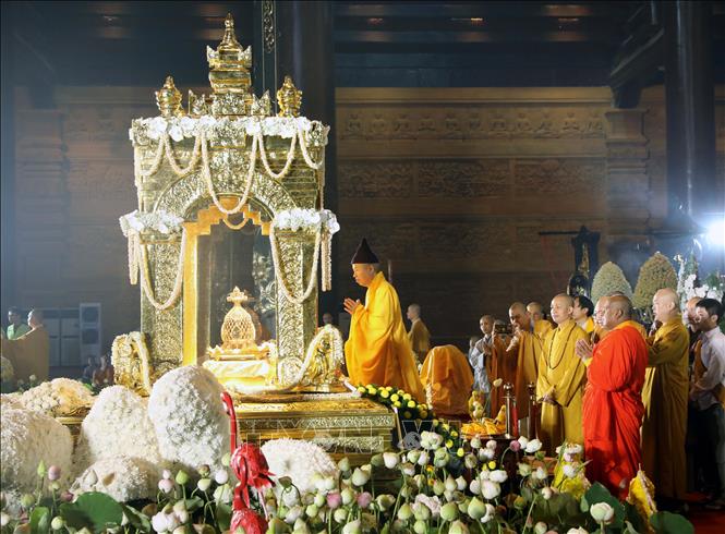 Hòa thượng Thích Thanh Quyết, Phó Chủ tịch hội đồng trị sự Giáo hội Phật giáo Việt Nam cùng các tăng ni, phật tử đến chiêm bái Xá lợi Đức Phật tại chùa Tam Chúc. Ảnh: Đại Nghĩa - TTXVN