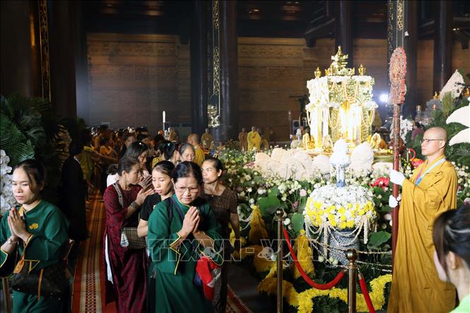 Hàng ngàn người dân, tăng ni, phật tử chiêm bái Xá lợi Đức Phật  tại chùa Tam Chúc. Ảnh: Đại Nghĩa - TTXVN