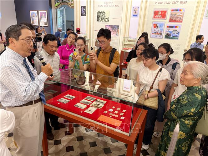 Người dân, du khách tham quan trưng bày. Ảnh: Thu Hương - TTXVN