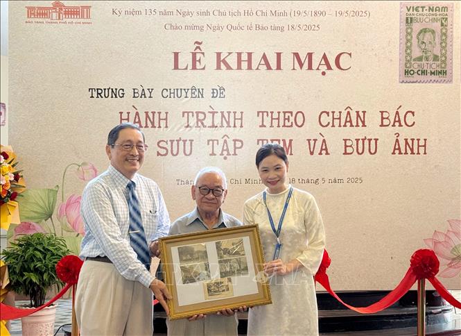 Bảo tàng Thành phố Hồ Chí Minh tiếp nhận bộ tem từ nhà sưu tập Trần Văn Bùi. Ảnh: Thu Hương - TTXVN