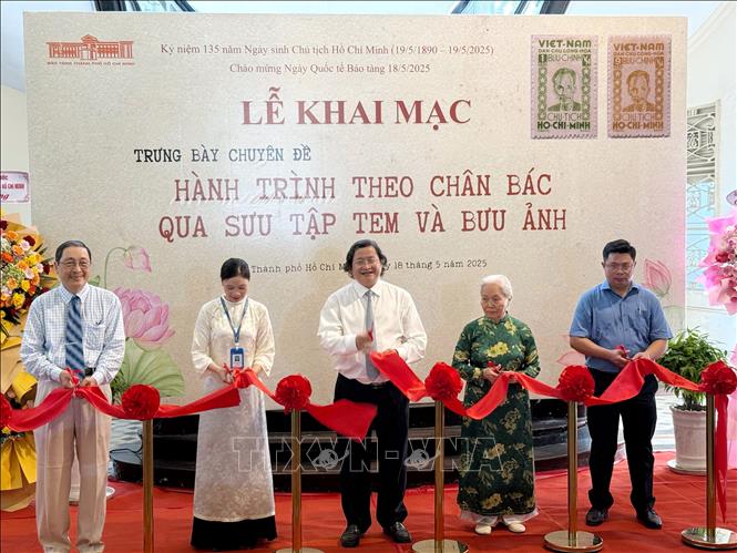 Các đại biểu khai mạc trưng bày chuyên đề. Ảnh: Thu Hương - TTXVN
