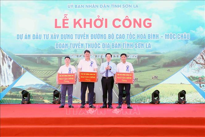 Phó Thủ tướng Chính phủ Mai Văn Chính tặng quà cho các đơn vị thi công. Ảnh: Quang Quyết - TTXVN
