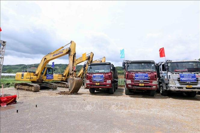 Trang thiết bị phục vụ khởi công dự án đầu tư xây dựng tuyến đường bộ cao tốc Hòa Bình - Mộc Châu, đoạn tuyến thuộc địa bàn tỉnh Sơn La. Ảnh: Quang Quyết - TTXVN
