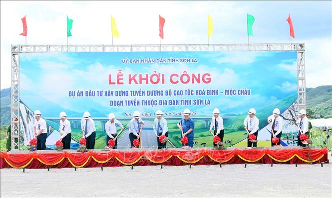 Đại biểu thực hiện nghi thức khởi công dự án đầu tư xây dựng tuyến đường bộ cao tốc Hòa Bình - Mộc Châu, đoạn tuyến thuộc địa bàn tỉnh Sơn La. Ảnh: Quang Quyết - TTXVN