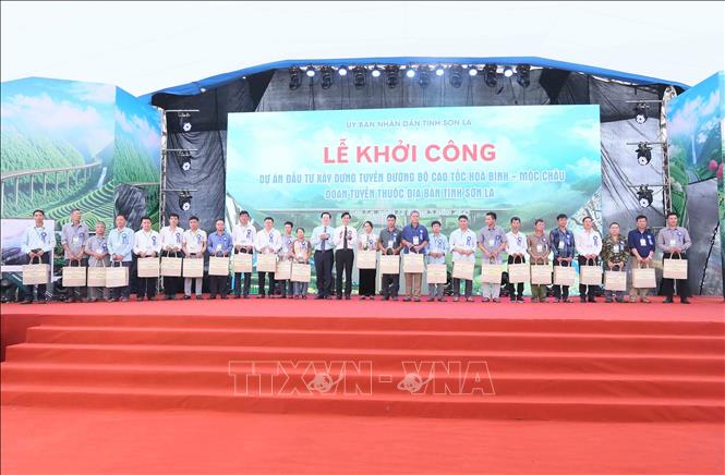 Phó Thủ tướng Mai Văn Chính và Bí thư Tỉnh ủy Sơn La Hoàng Quốc Khánh tặng quà cho nhân dân vùng dự án đầu tư. Ảnh: Quang Quyết - TTXVN. Ảnh: Quang Quyết - TTXVN