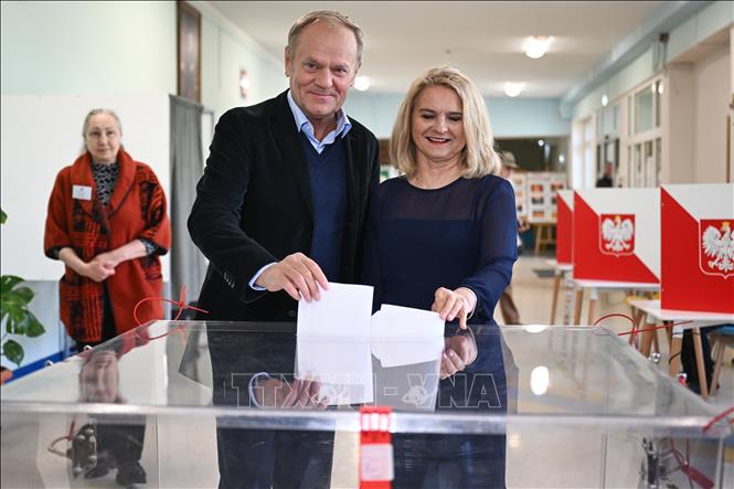 Thủ tướng Ba Lan Donald Tusk (trái) và phu nhân Malgorzata bỏ phiếu tại điểm bầu cử ở Sopot ngày 18/5/2025. Ảnh: PAP/TTXVN