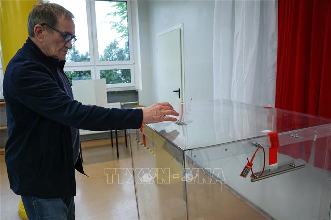Cử tri Ba Lan bỏ phiếu bầu tổng thống tại điểm bầu cử ở Lodz ngày 18/5/2025. Ảnh: PAP/TTXVN