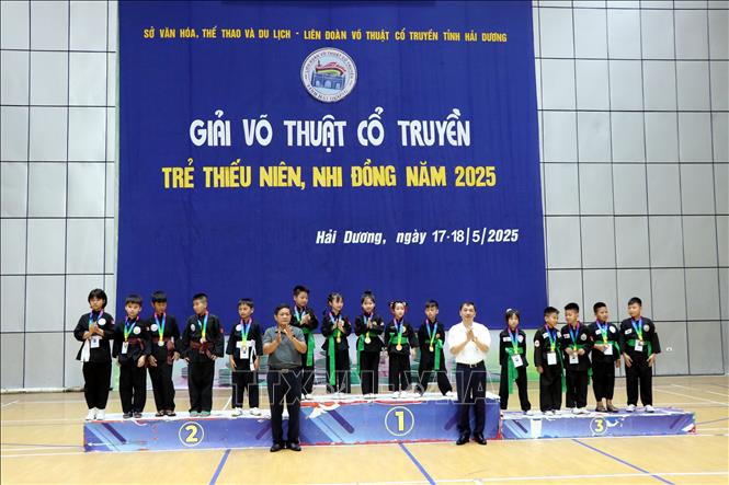 Trao huy chương Vàng, Bạc, Đồng nội dung quyền thuật đồng đội với bài quyền quy định 27 động tác căn bản công. Ảnh: Mạnh Tú - TTXVN