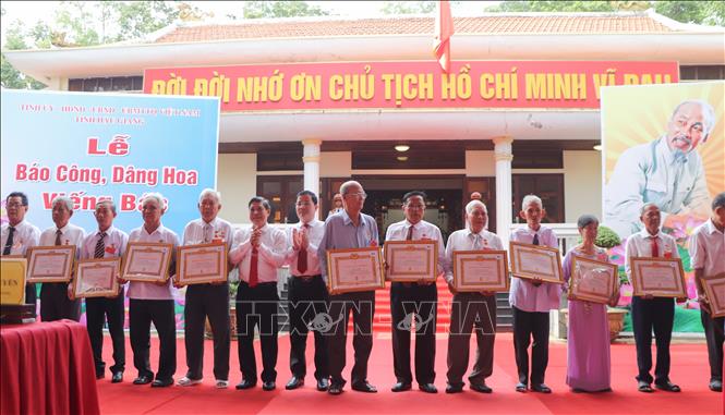 Các đảng viên nhiều năm tuổi đảng nhận Huy hiệu Đảng đợt 19/5. Ảnh: Hồng Thái - TTXVN