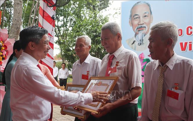 Lãnh đạo tỉnh Hậu Giang trao Huy hiệu Đảng cho các đảng viên nhiều năm tuổi đảng. Ảnh: Hồng Thái - TTXVN
