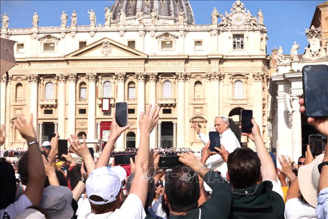 Người dân vui mừng chào đón Giáo hoàng Leo XIV. Ảnh: Dương Hoa - PV TTXVN tại Italy