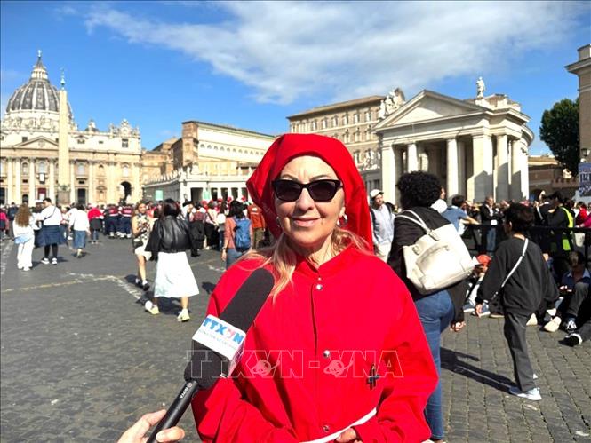 Bà Lucia đến từ Hội Tình huynh đệ Salerno, Italy trả lời phỏng vấn TTXVN. Ảnh: Dương Hoa - PV TTXVN tại Italy