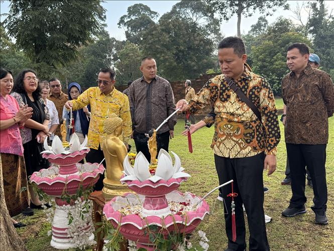 Nghi thức tắm Phật tại lễ Phật đản ở đền Kedaton, tỉnh Jambi, Indonesia. Ảnh: Đỗ Quyên – PV TTXVN tại Indonesia
