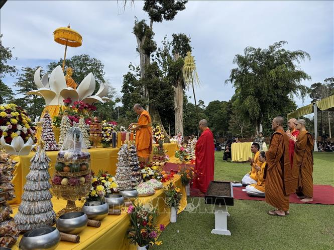 Sư tăng thực hành các nghi thức truyền thống tại lễ Phật đản ở đền Kedaton, tỉnh Jambi, Indonesia. Ảnh: Đỗ Quyên – PV TTXVN tại Indonesia