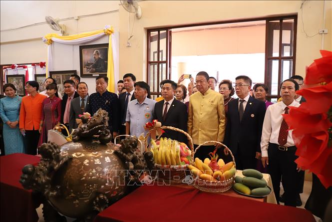 Các đại biểu thành kính dâng hương, dâng hoa trước Ban thờ Bác Hồ. Ảnh: Huy Tiến - PV TTXVN tại Thái Lan