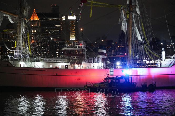 Tàu Hải quân Mexico sau vụ đâm va vào cầu Brooklyn ở New York, Mỹ ngày 17/5/2025. Ảnh: THX/TTXVN