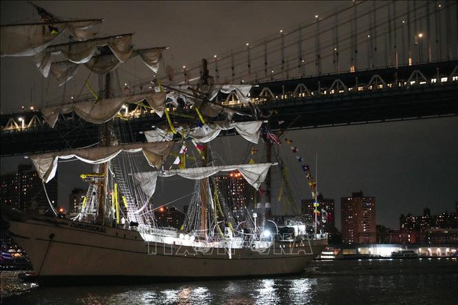 Tàu Hải quân Mexico sau vụ đâm va vào cầu Brooklyn ở New York, Mỹ ngày 17/5/2025. Ảnh: THX/TTXVN