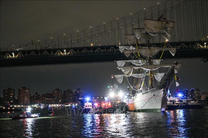 Tàu Hải quân Mexico sau vụ đâm va vào cầu Brooklyn ở New York, Mỹ ngày 17/5/2025. Ảnh: THX/TTXVN