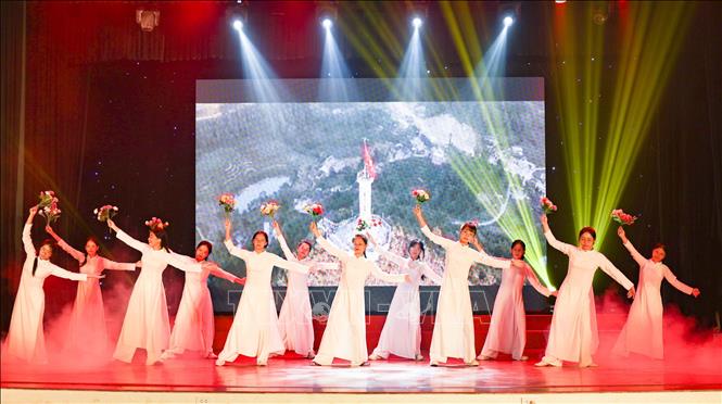 Các đội thể hiện phần thi tài năng với hát, múa, kịch...sử dụng bằng tiếng Anh. Ảnh: Thanh Tùng - TTXVN 