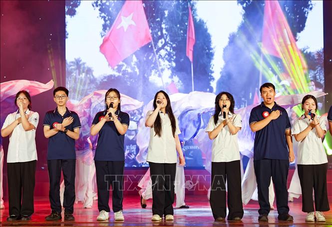 Các đội thể hiện phần thi tài năng với hát, múa, kịch...sử dụng bằng tiếng Anh. Ảnh: Thanh Tùng - TTXVN 