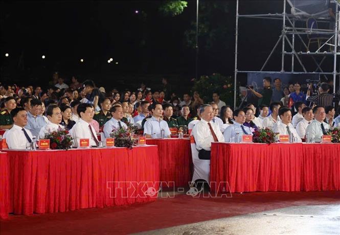 Tổng Bí thư Tô Lâm, Chủ tịch nước Lương Cường, Thủ tướng Phạm Minh Chính, Chủ tịch Quốc hội Trần Thanh Mẫn cùng các đồng chí Lãnh đạo Đảng, Nhà nước dự chương trình. Ảnh: Thống Nhất - TTXVN
