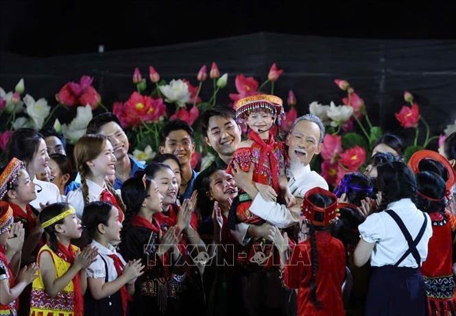Hình tượng Chủ tịch Hồ Chí Minh với thiếu nhi được tái hiện tại chương trình. Ảnh: Thống Nhất -TTXVN