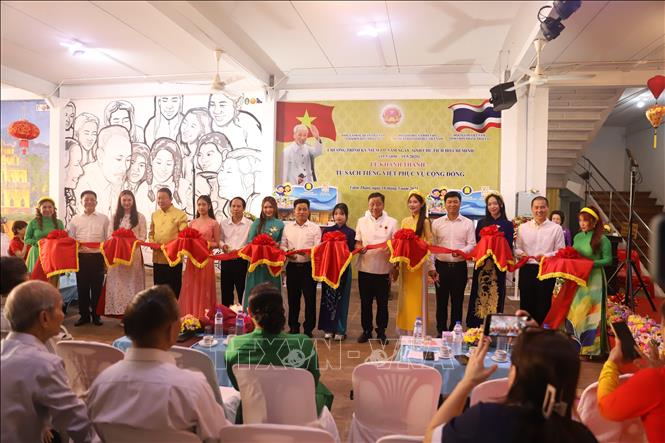 Các đại biểu cắt băng khánh thành khai trương tủ sách tiếng Việt phục vụ cộng đồng tại tỉnh Udon Thani. Ảnh: Huy Tiến – PV TTXVN tại Thái Lan