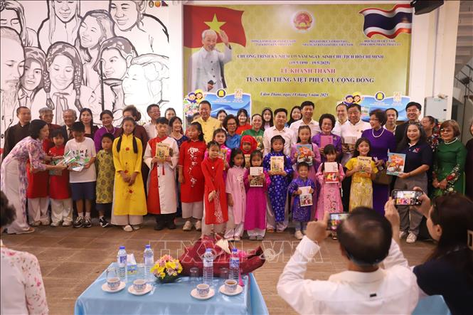 Đại biểu chụp ảnh lưu niệm cùng các cháu học sinh Trường tiếng Việt tiểu học Khánh An. Ảnh: Huy Tiến – PV TTXVN tại Thái Lan