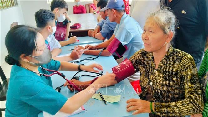 Khám bệnh cho người dân trên địa bàn huyện vùng sâu Vĩnh Thuận. Ảnh: Lê Sen – TTXVN