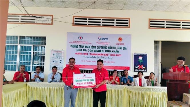 Trao bảng biểu trưng tặng 500 bình lọc nước trị giá 450 triệu đồng cho người dân trên địa bàn huyện Vĩnh Thuận. Ảnh: Lê Sen – TTXVN