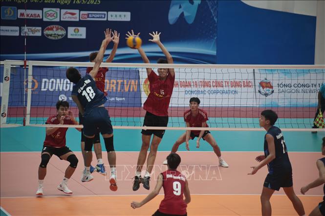Trận chung kết giữa 2 đội nam SKH PearlNest Khánh Hòa (áo đỏ) và Hà Nội (áo xanh). Ảnh: Thanh Hòa - TTXVN